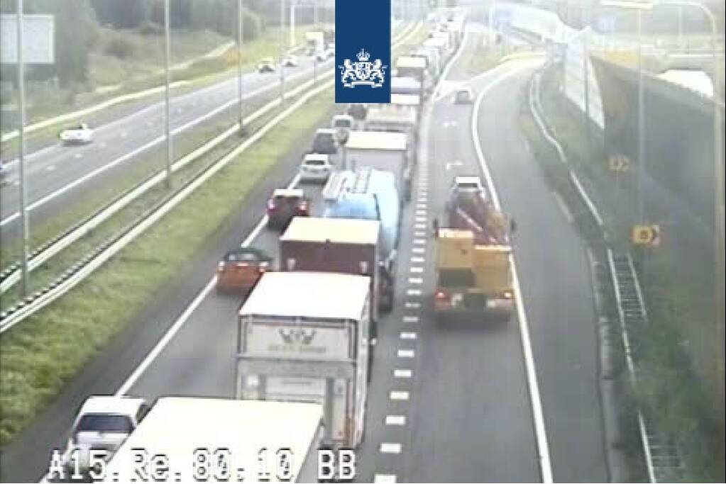 Lange file door verloren wiel vrachtwagen