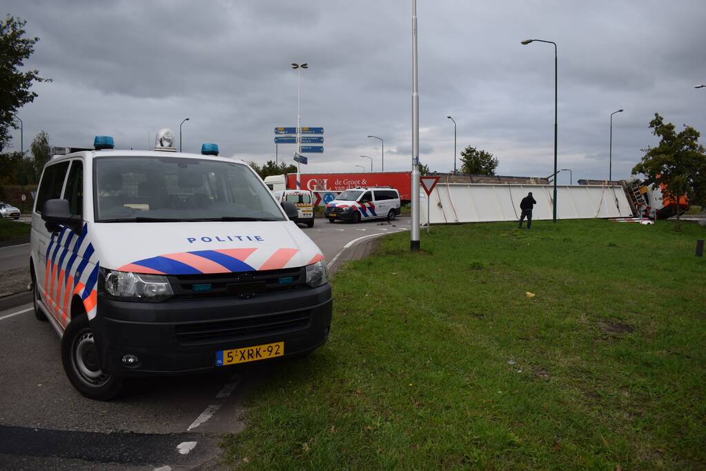 Vrachtwagen kantelt op rotonde