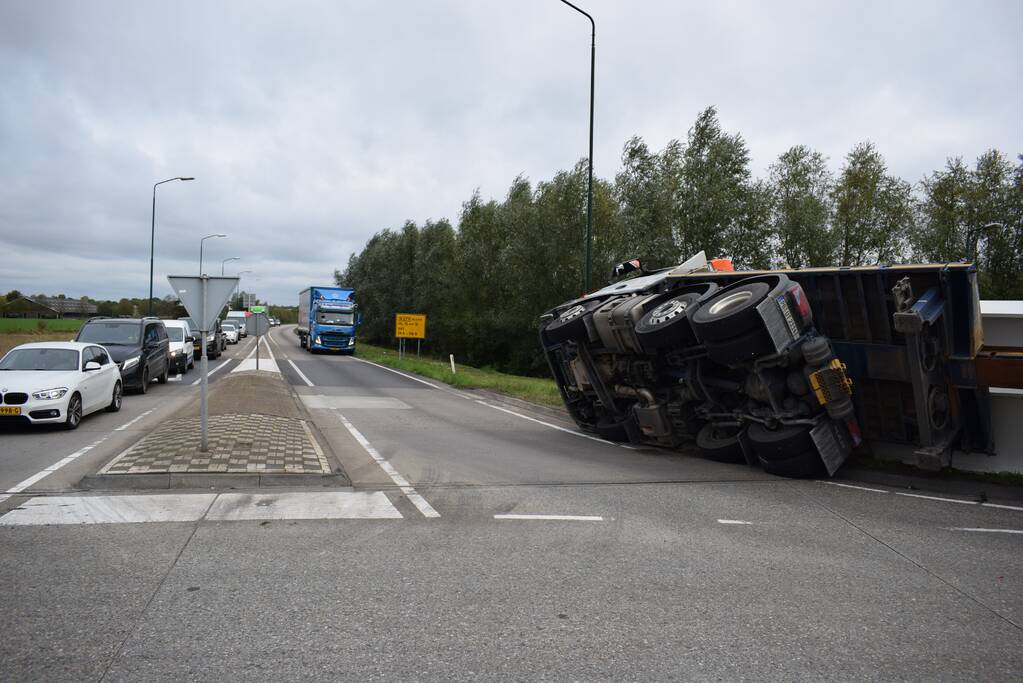 Vrachtwagen kantelt op rotonde