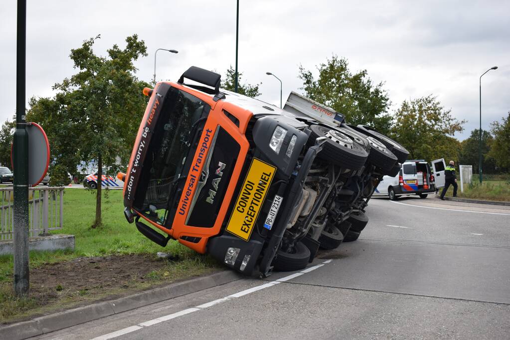Vrachtwagen kantelt op rotonde