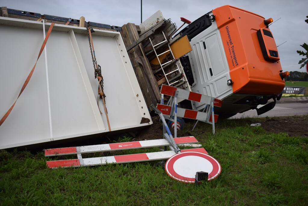 Vrachtwagen kantelt op rotonde