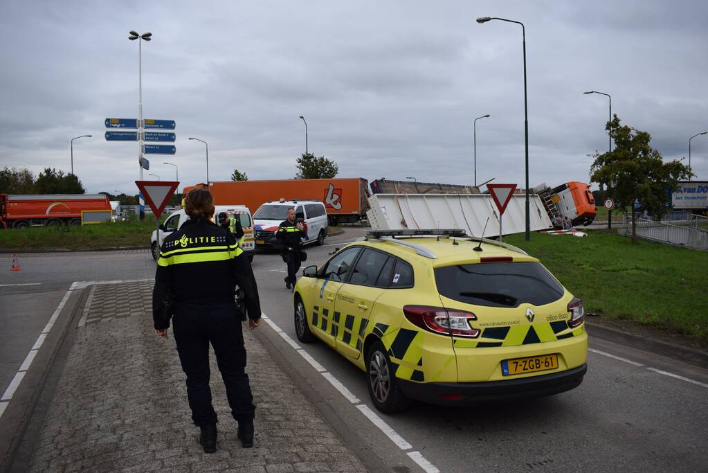Vrachtwagen kantelt op rotonde