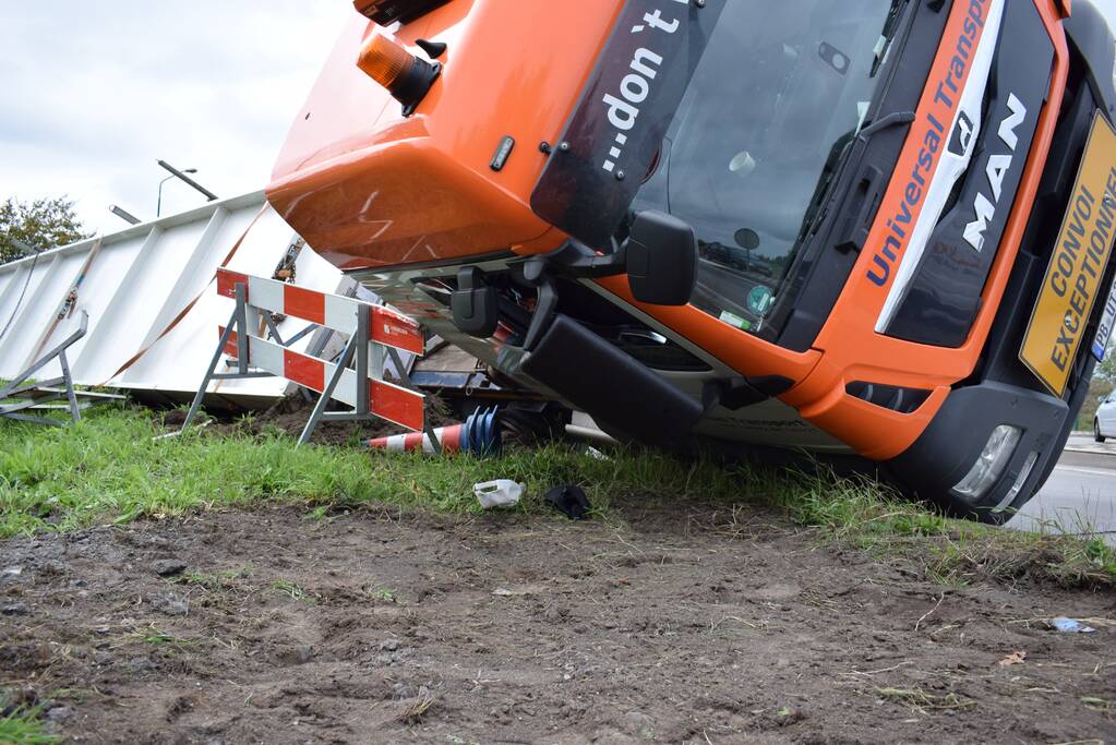 Vrachtwagen kantelt op rotonde