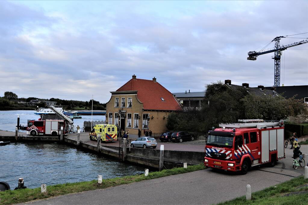 Brandweer blust brand in afzuigkap