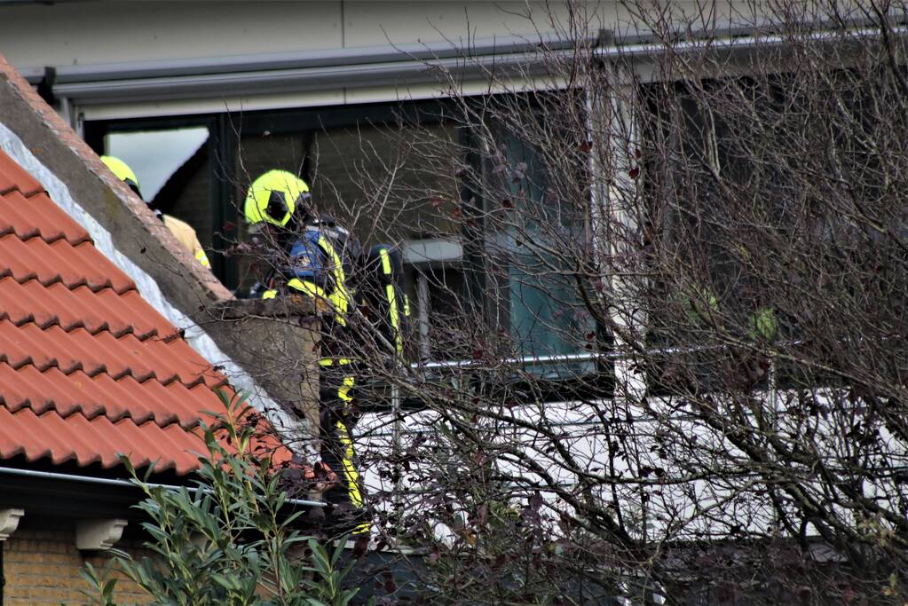 Brandweer blust brand in afzuigkap