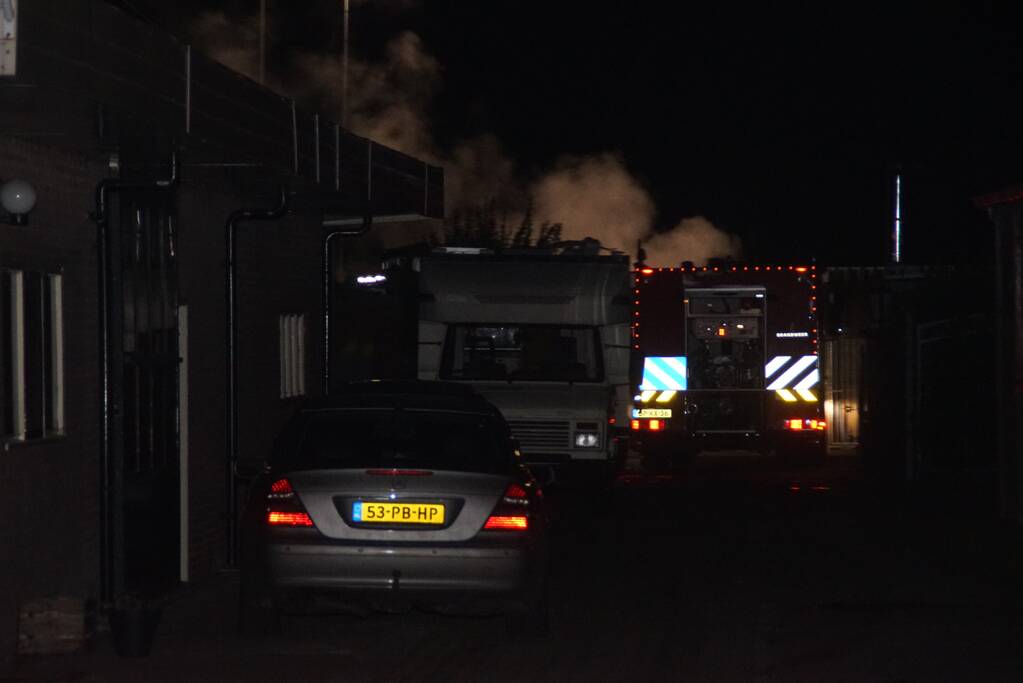 Autobrand deels geblust door omstanders