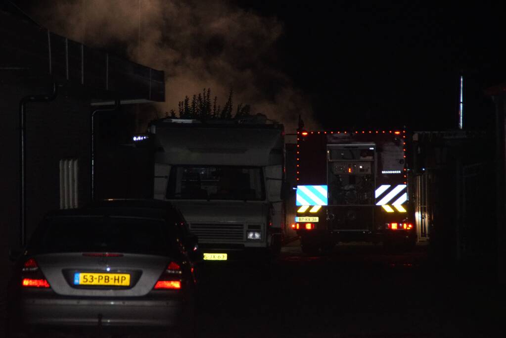 Autobrand deels geblust door omstanders