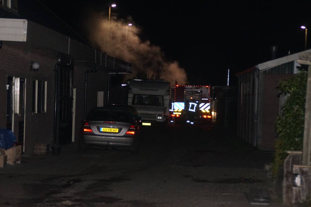 Autobrand deels geblust door omstanders