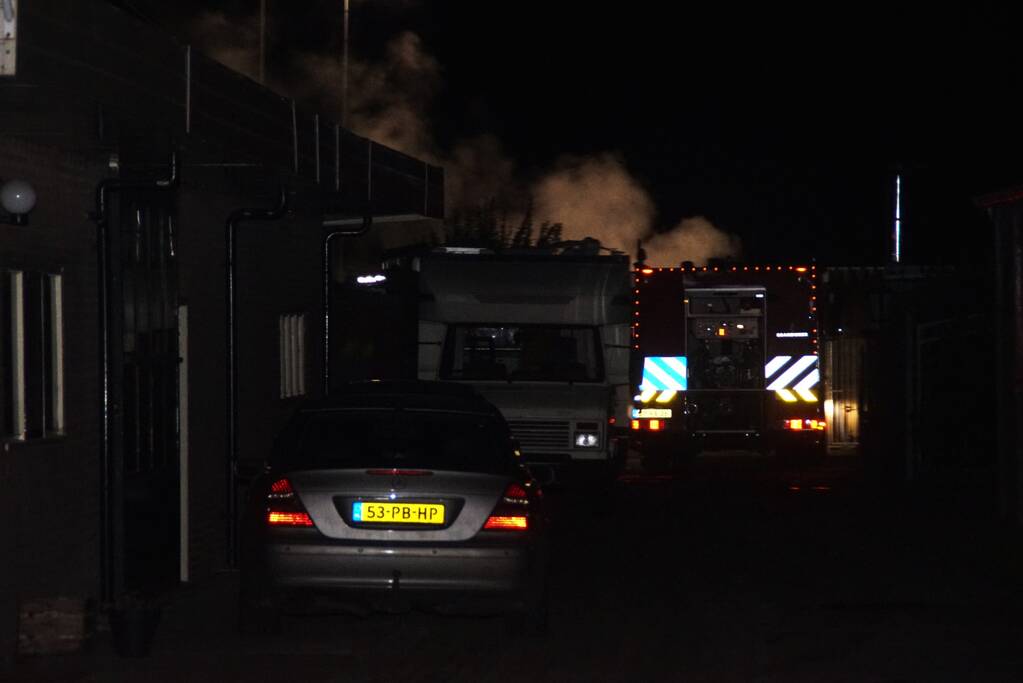 Autobrand deels geblust door omstanders