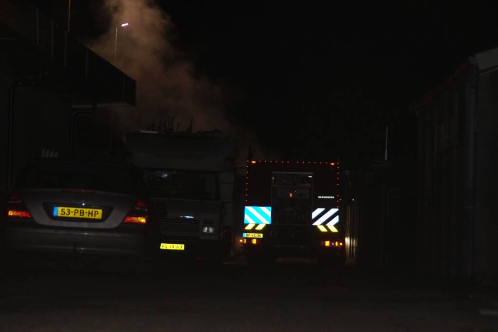 Autobrand deels geblust door omstanders
