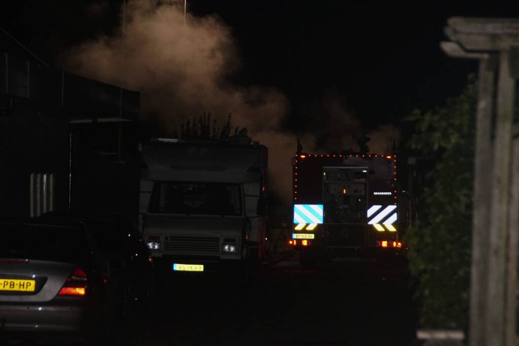Autobrand deels geblust door omstanders