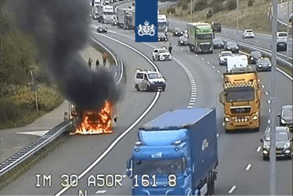 Voertuig in lichterlaaie op snelwel