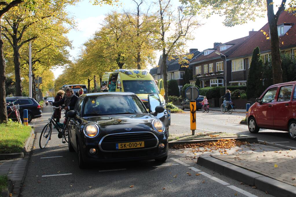 Vrouw in scootmobiel aangereden door auto