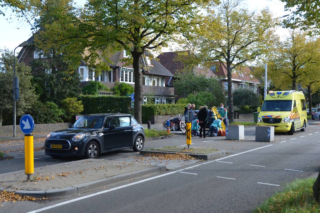 Vrouw in scootmobiel aangereden door auto