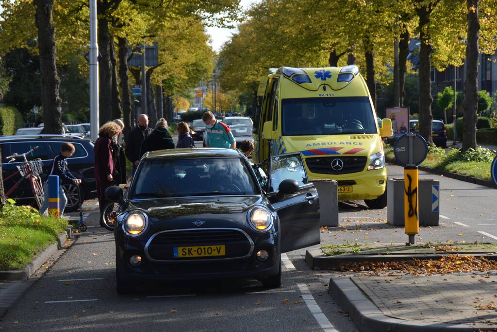 Vrouw in scootmobiel aangereden door auto