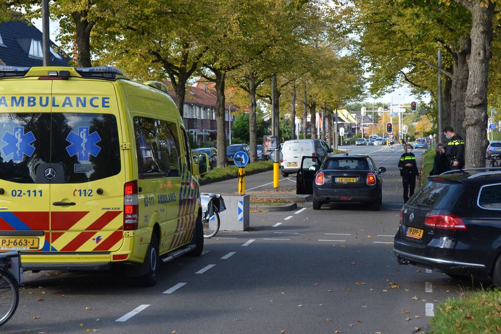 Vrouw in scootmobiel aangereden door auto