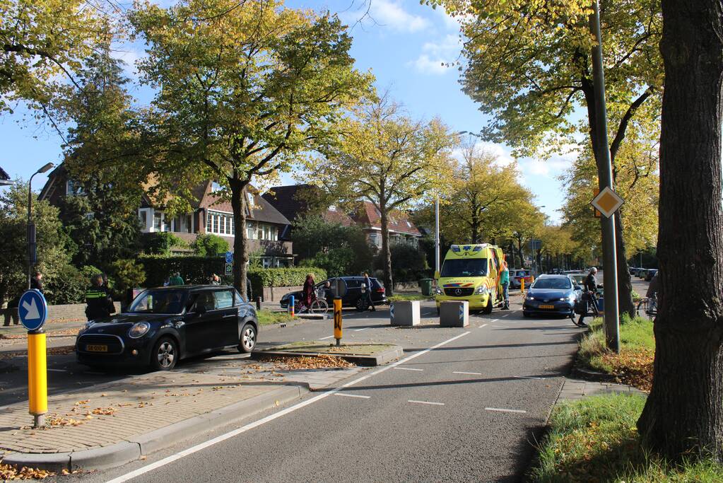 Vrouw in scootmobiel aangereden door auto