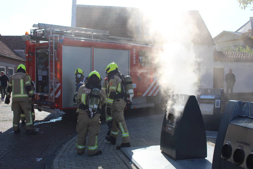 Brand door vuurwerk in ondergrondse container