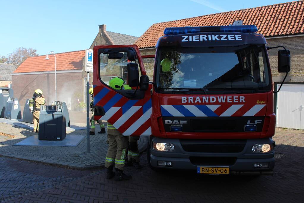 Brand door vuurwerk in ondergrondse container