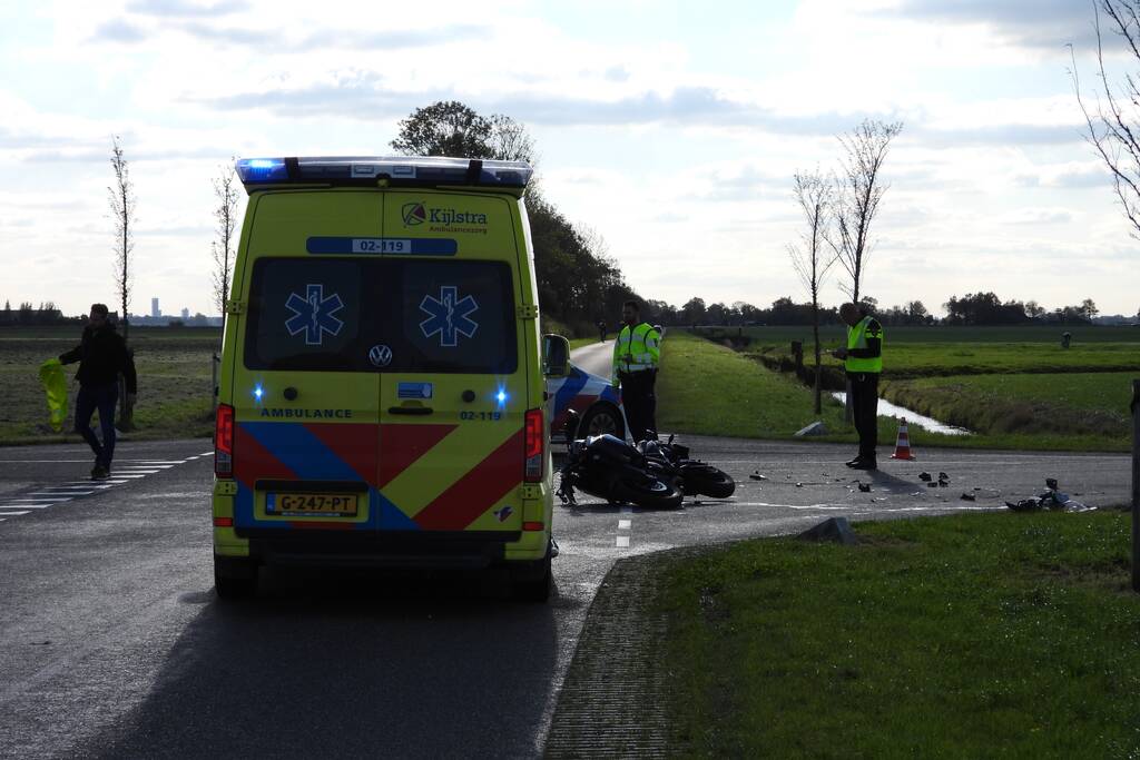 Motorrijder gewond na botsing met auto op kruising