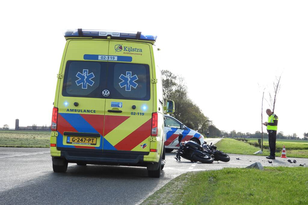 Motorrijder gewond na botsing met auto op kruising