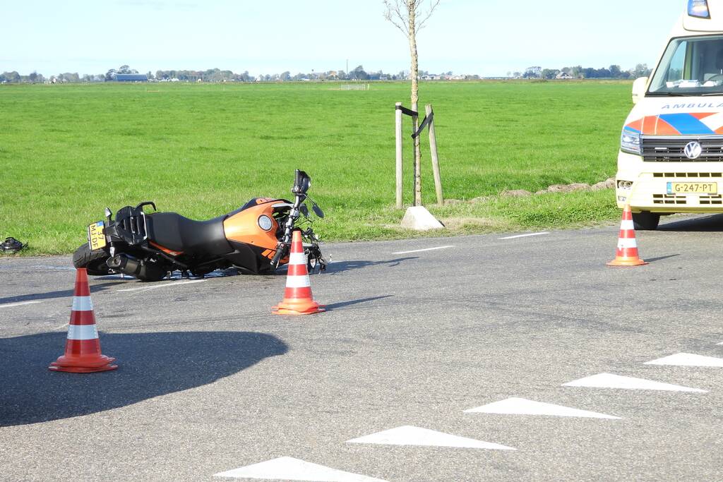 Motorrijder gewond na botsing met auto op kruising