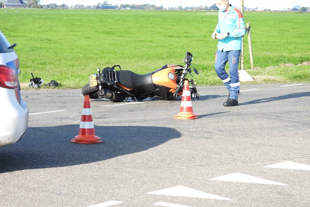 Motorrijder gewond na botsing met auto op kruising