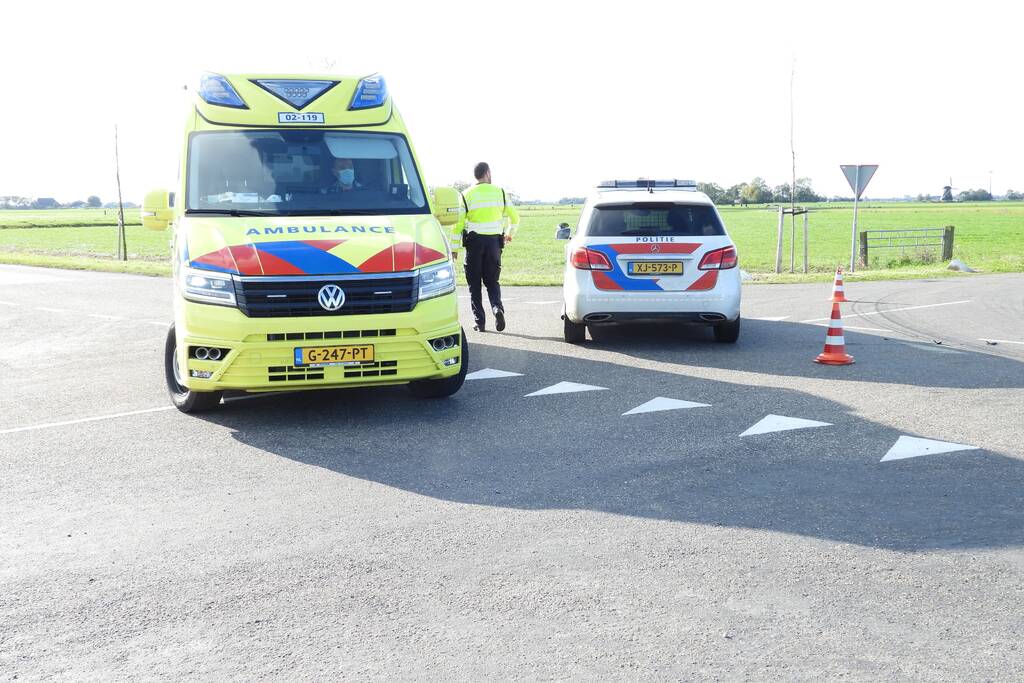 Motorrijder gewond na botsing met auto op kruising
