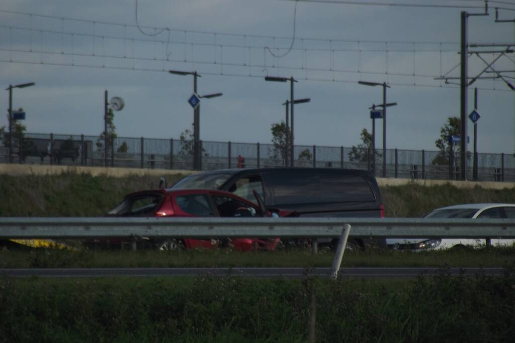 Bedrijfsbus en drie auto's betrokken bij ongeluk