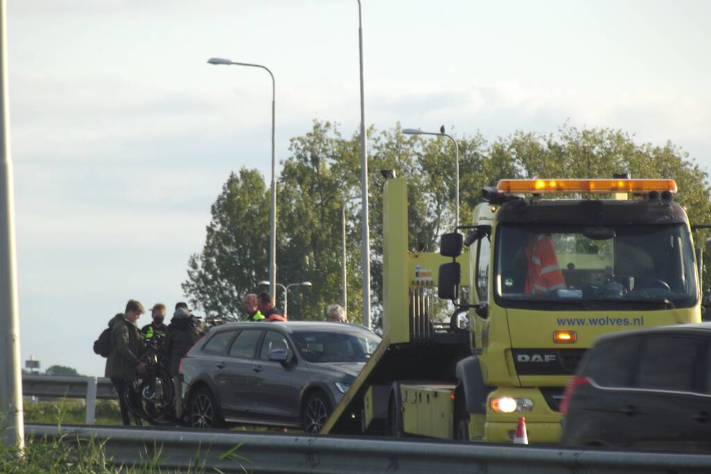 Bedrijfsbus en drie auto's betrokken bij ongeluk