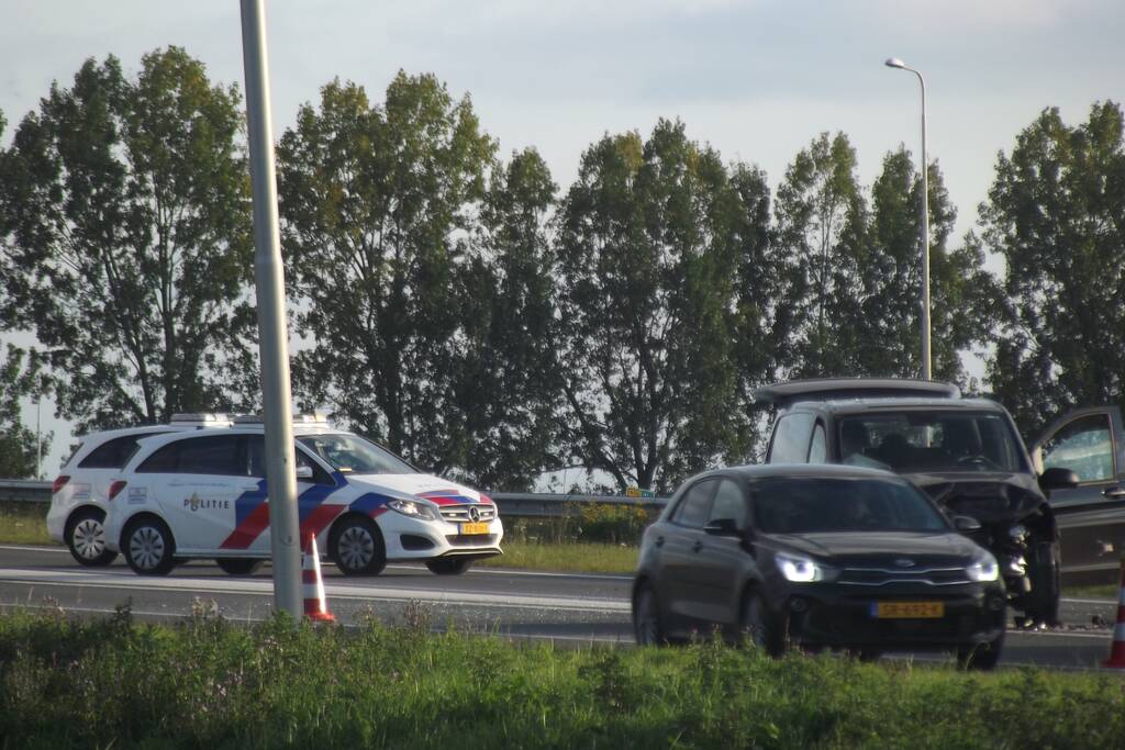 Bedrijfsbus en drie auto's betrokken bij ongeluk