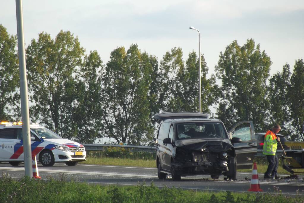 Bedrijfsbus en drie auto's betrokken bij ongeluk