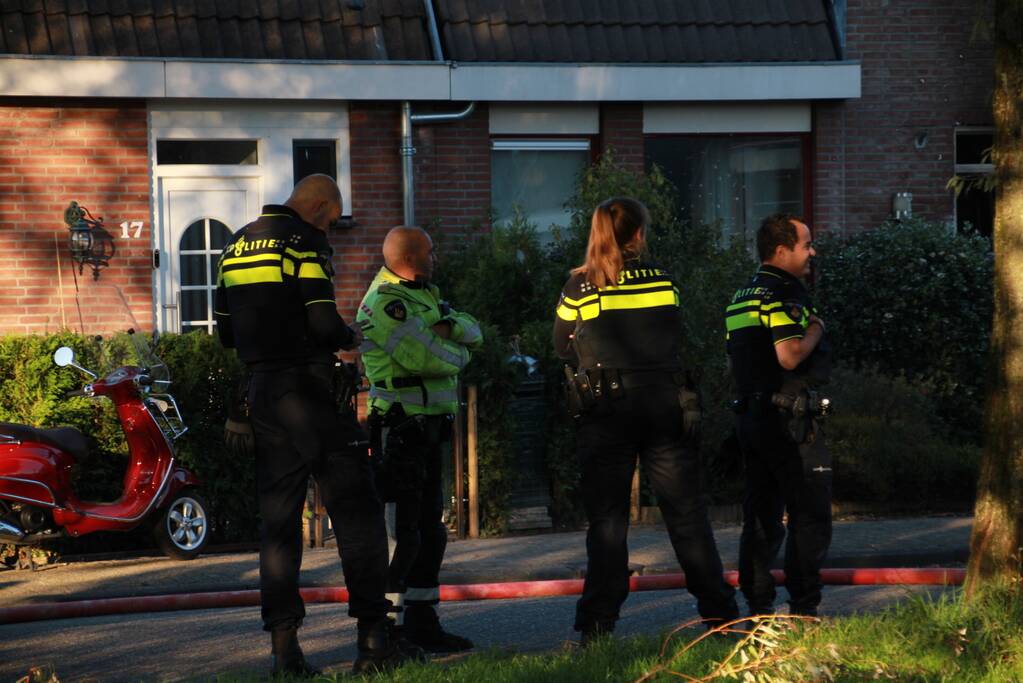 Voordeur woning flink beschadigd door brand