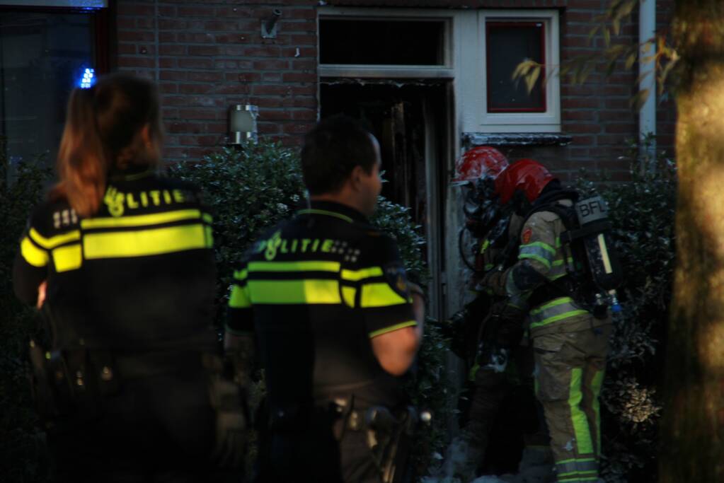 Voordeur woning flink beschadigd door brand