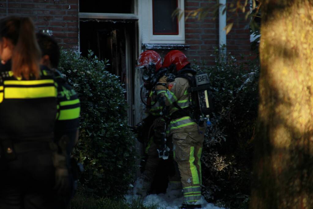 Voordeur woning flink beschadigd door brand