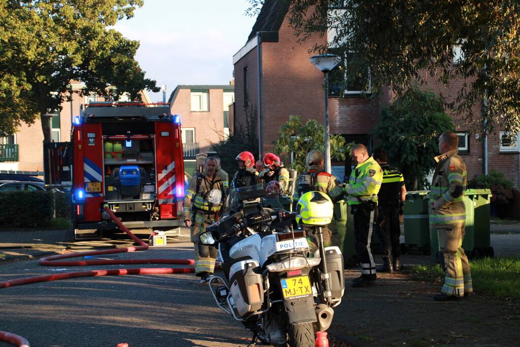 Voordeur woning flink beschadigd door brand