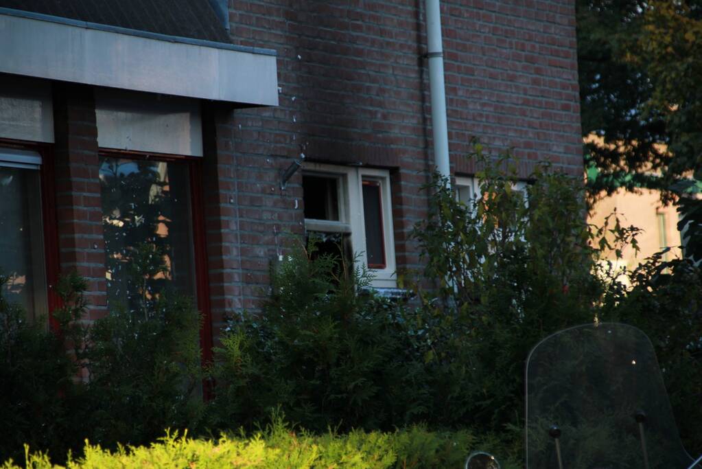 Voordeur woning flink beschadigd door brand