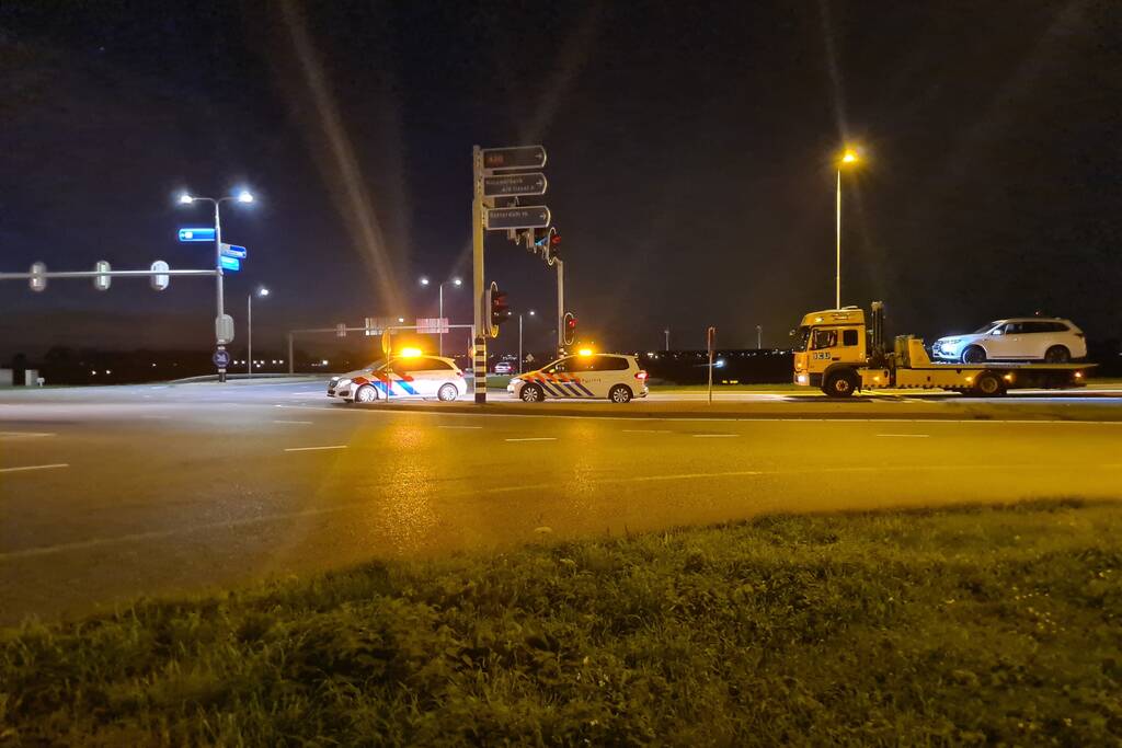 Politie rijdt personenauto klem op oprit