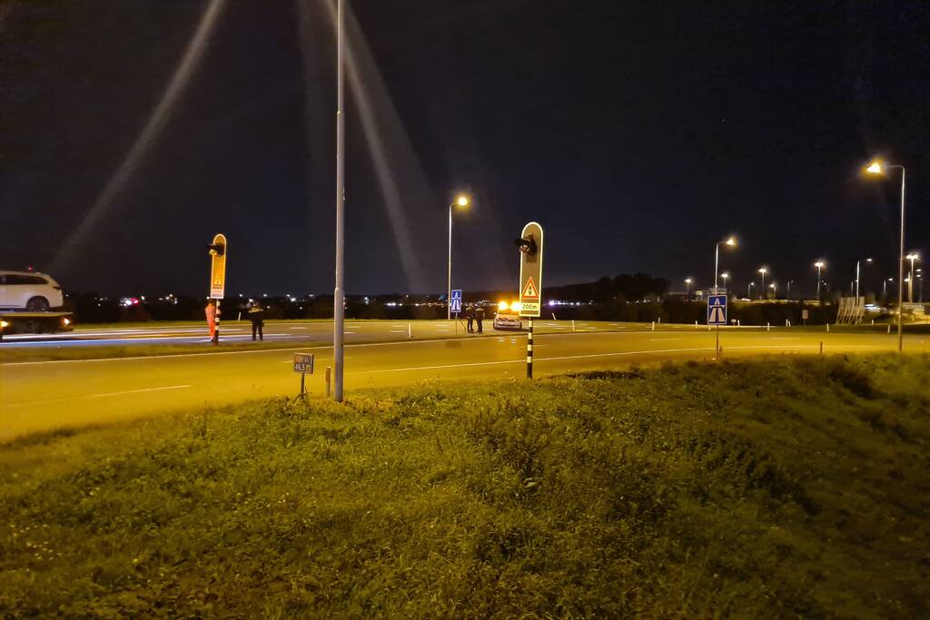 Politie rijdt personenauto klem op oprit