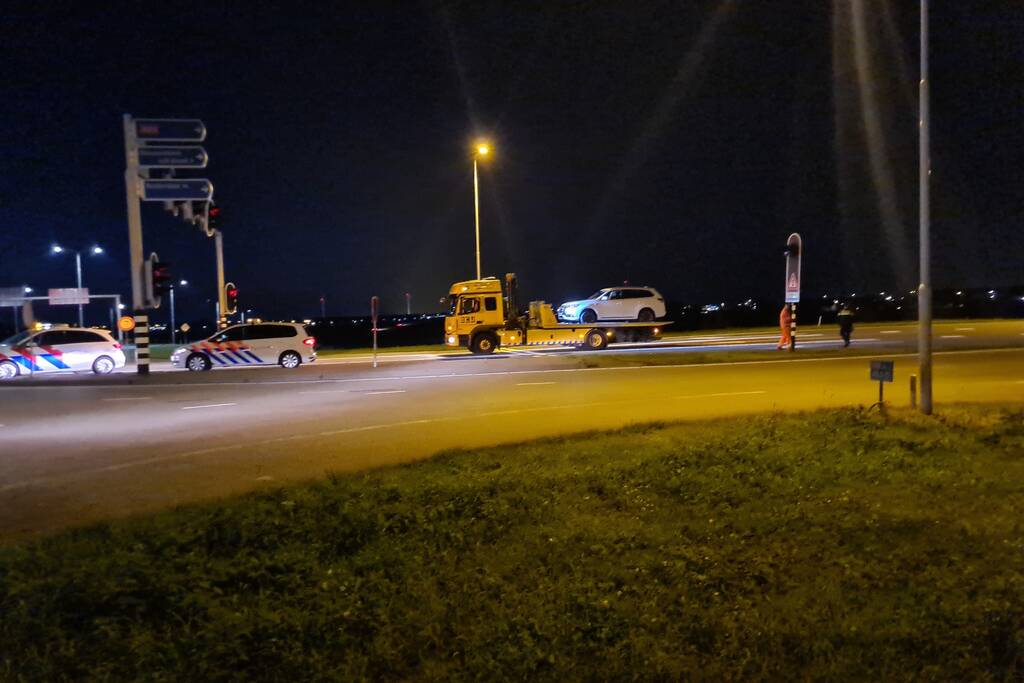 Politie rijdt personenauto klem op oprit