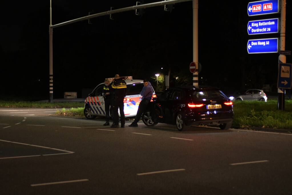 Personenauto heeft schade na mogelijke verkeersruzie