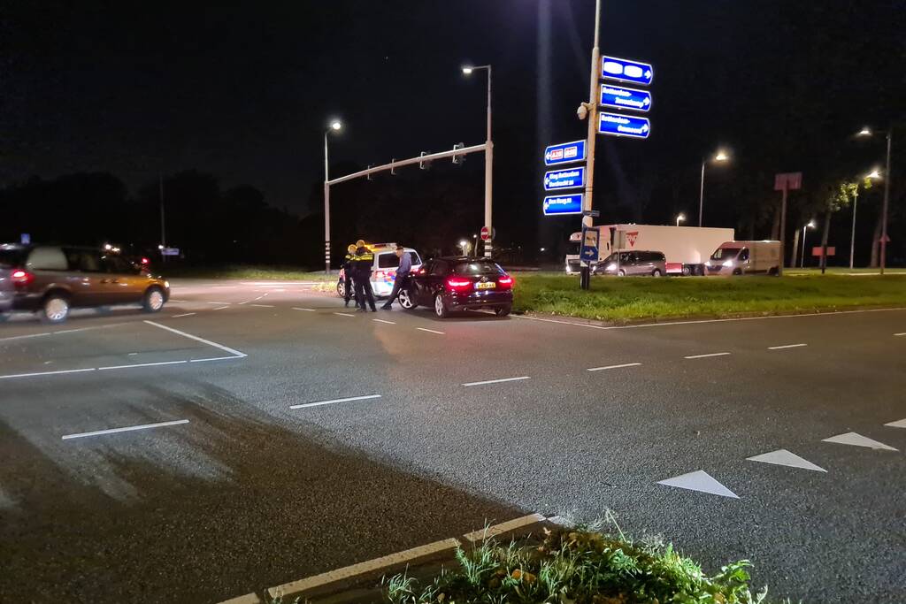 Personenauto heeft schade na mogelijke verkeersruzie
