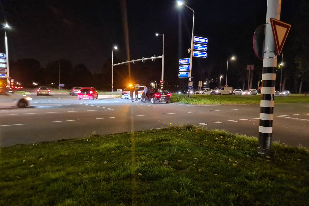 Personenauto heeft schade na mogelijke verkeersruzie