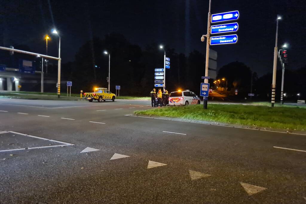 Personenauto heeft schade na mogelijke verkeersruzie
