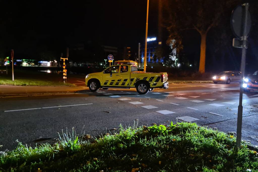 Personenauto heeft schade na mogelijke verkeersruzie
