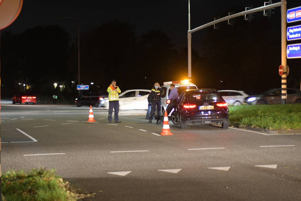 Personenauto heeft schade na mogelijke verkeersruzie
