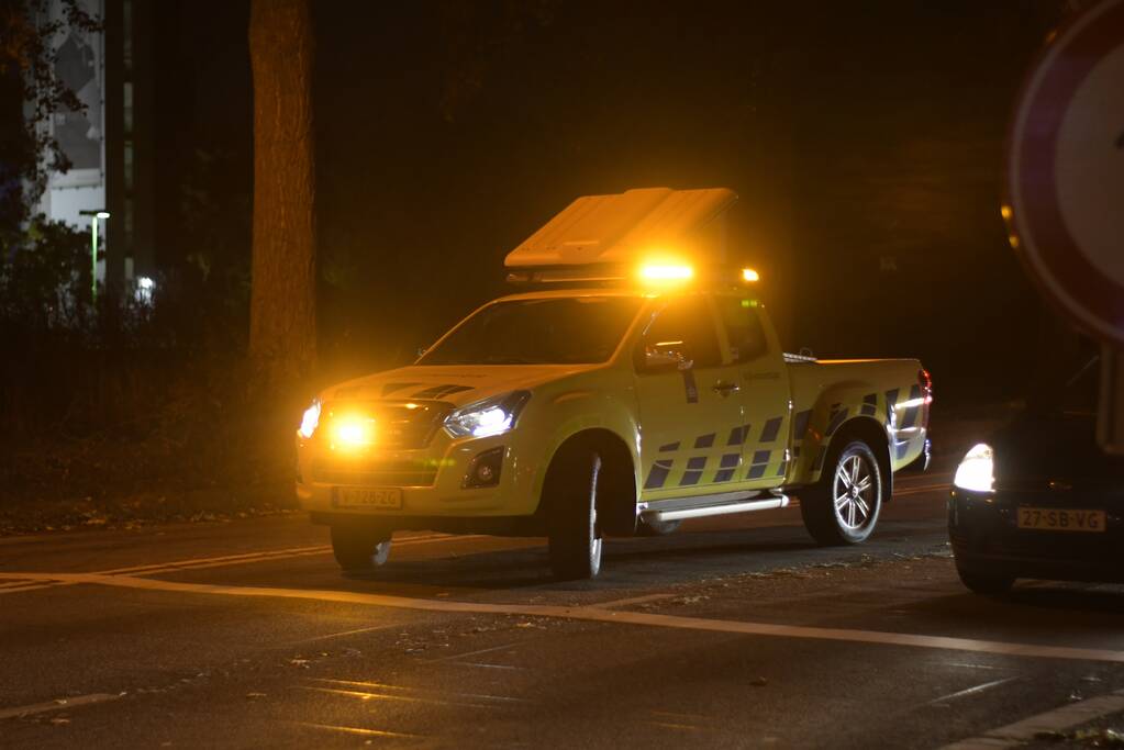 Personenauto heeft schade na mogelijke verkeersruzie