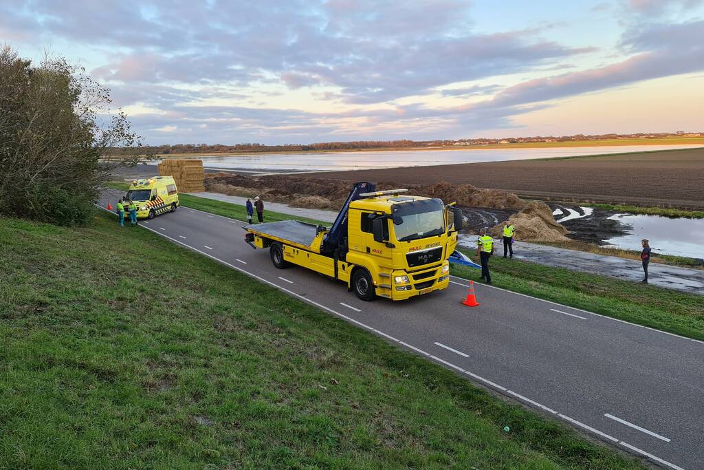 Personenauto raakt steen en rijdt het water in
