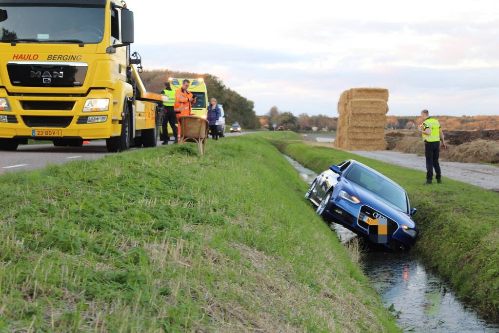 Personenauto raakt steen en rijdt het water in