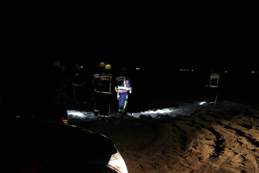 Brandweer dooft kampvuur op strand